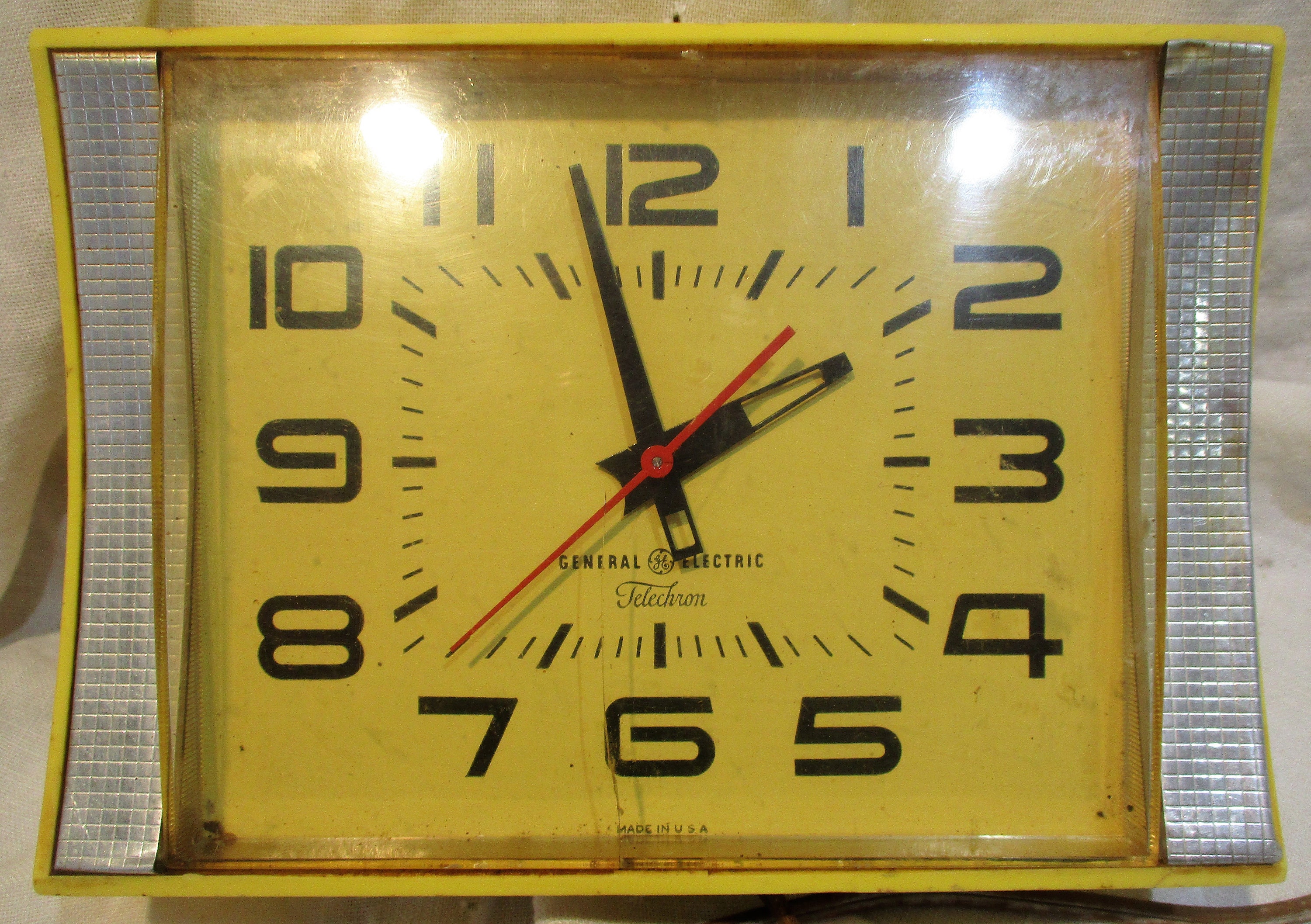 Telechron Wall Clock, Retro Mid Century Yellow General Electric