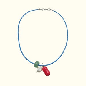 Collier à breloques colorées