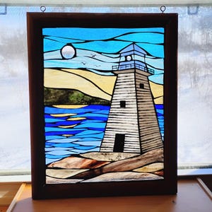 Mosaïque carrée en vitrail représentant un phare : œuvre d'art à accrocher à une fenêtre, 40,6 cm x 33 cm