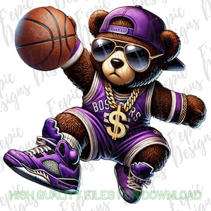 Peut inclure: Un ours en dessin animé portant un maillot de basket-ball violet avec le mot "BOSORS" et un pendentif en or en forme de dollar. L'ours porte une casquette de baseball violette, des lunettes de soleil et des baskets violettes. L'ours tient un ballon de basket.