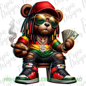 Könnte beinhalten: Ein brauner Teddybär, der einen roten Hut, eine Sonnenbrille und ein gelb-grün-rotes Hemd trägt. Der Bär hält in der einen Hand eine Zigarre und in der anderen eine Menge Geld. Der Bär sitzt auf einem Holzhocker.