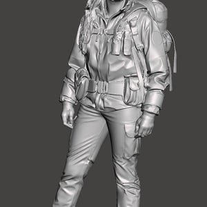 Puede incluir: Representación 3D en escala de grises de una persona con equipo de exterior. La figura lleva casco, chaqueta, pantalones y botas de montaña. También son visibles una mochila y bolsas. La persona está de pie con una pierna doblada.