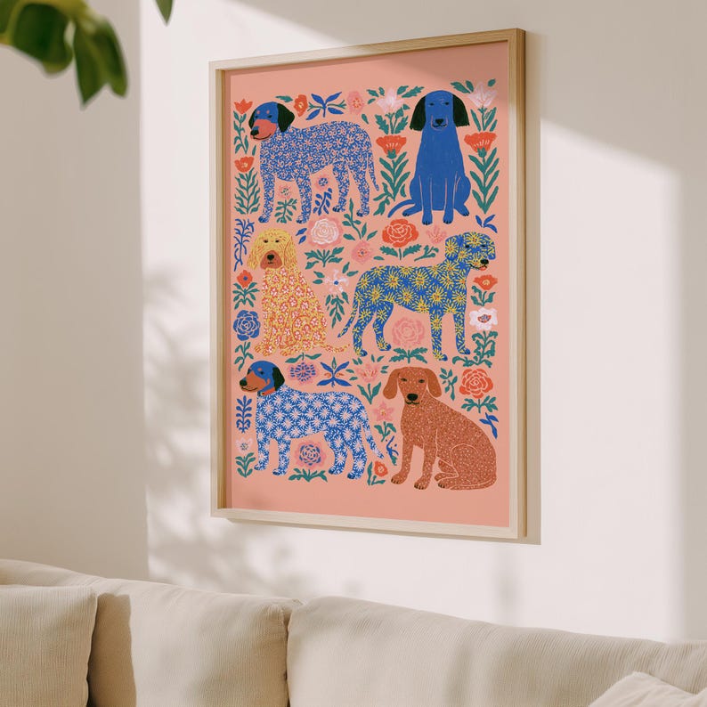 Puede incluir: Una l&aacute;mina de arte mural rectangular enmarcada sobre un fondo color melocot&oacute;n que muestra seis perros en diversas posturas, intercalados con motivos florales coloridos. Los perros aparecen en azul, amarillo y marr&oacute;n con patrones complejos en su pelaje.