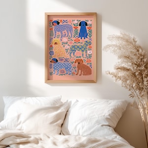 Puede incluir: Una l&aacute;mina de arte enmarcada que muestra seis perros en varias posturas sobre un fondo rosa salm&oacute;n. Los perros est&aacute;n decorados con intrincados patrones florales azules, amarillos y marrones, intercalados con peque&ntilde;as flores rojas, azules y verdes.