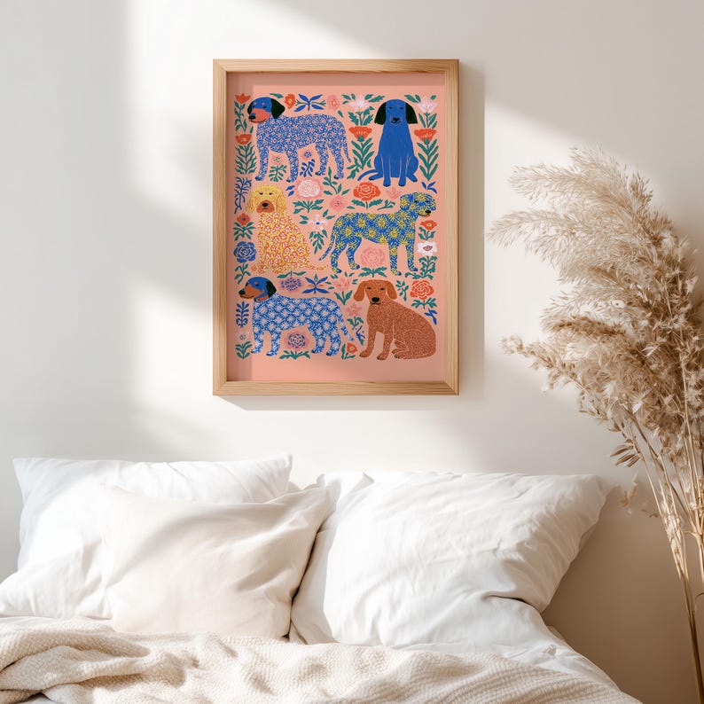 Puede incluir: Una l&aacute;mina de arte enmarcada que muestra seis perros en varias posturas sobre un fondo rosa salm&oacute;n. Los perros est&aacute;n decorados con intrincados patrones florales azules, amarillos y marrones, intercalados con peque&ntilde;as flores rojas, azules y verdes.