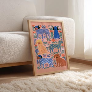 Puede incluir: Una l&aacute;mina de arte rectangular enmarcada con fondo rosa salm&oacute;n que muestra seis perros ilustrados en varios colores y patrones, incluyendo azul, amarillo y marr&oacute;n, intercalados con peque&ntilde;os motivos florales rojos, blancos y azules.