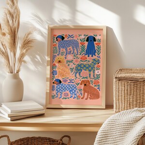 Puede incluir: Una l&aacute;mina art&iacute;stica enmarcada sobre fondo color melocot&oacute;n con seis perros en diversas posturas y colores, incluyendo azul, amarillo y marr&oacute;n, decorados con intrincados patrones florales y rodeados de flores estilizadas y hojas verdes.