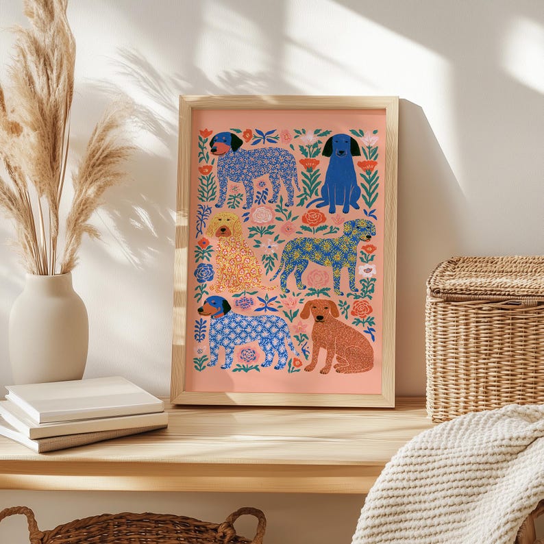 Puede incluir: Una l&aacute;mina art&iacute;stica enmarcada sobre fondo color melocot&oacute;n con seis perros en diversas posturas y colores, incluyendo azul, amarillo y marr&oacute;n, decorados con intrincados patrones florales y rodeados de flores estilizadas y hojas verdes.
