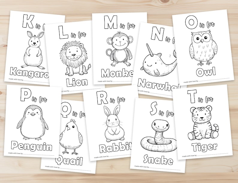 Peut inclure: Cartes d'alphabet imprimables en noir et blanc avec des animaux. Chaque carte comporte une lettre de l'alphabet, les mots "est pour" et une illustration d'animal. Les animaux comprennent un kangourou, un lion, un singe, une narval, un hibou, un pingouin, une caille, un lapin, un serpent et un tigre.