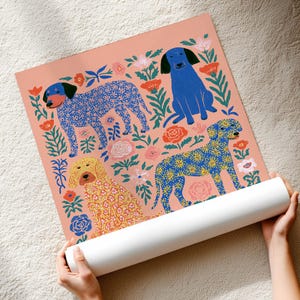 Puede incluir: Una l&aacute;mina de arte cuadrada sobre fondo color melocot&oacute;n con tres perros y varios motivos florales. Un perro es azul s&oacute;lido, otro es azul con un patr&oacute;n azul y otro es amarillo con un patr&oacute;n floral amarillo. Flores rojas, rosas y azules los rodean.