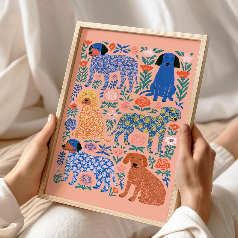 Puede incluir: Una l&aacute;mina rectangular enmarcada con fondo color melocot&oacute;n que muestra seis perros en diversas posturas y patrones, incluyendo motivos florales azules, cachemir amarillo y marr&oacute;n s&oacute;lido, intercalados con ilustraciones bot&aacute;nicas rojas, rosas y verdes.