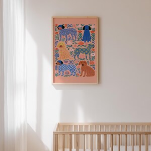 Puede incluir: Una l&aacute;mina de arte mural rectangular con fondo color salm&oacute;n que presenta un patr&oacute;n repetitivo de seis perros en varias posturas, con pelajes azules, amarillos y marrones con motivos florales, intercalados con flores rojas y azules.