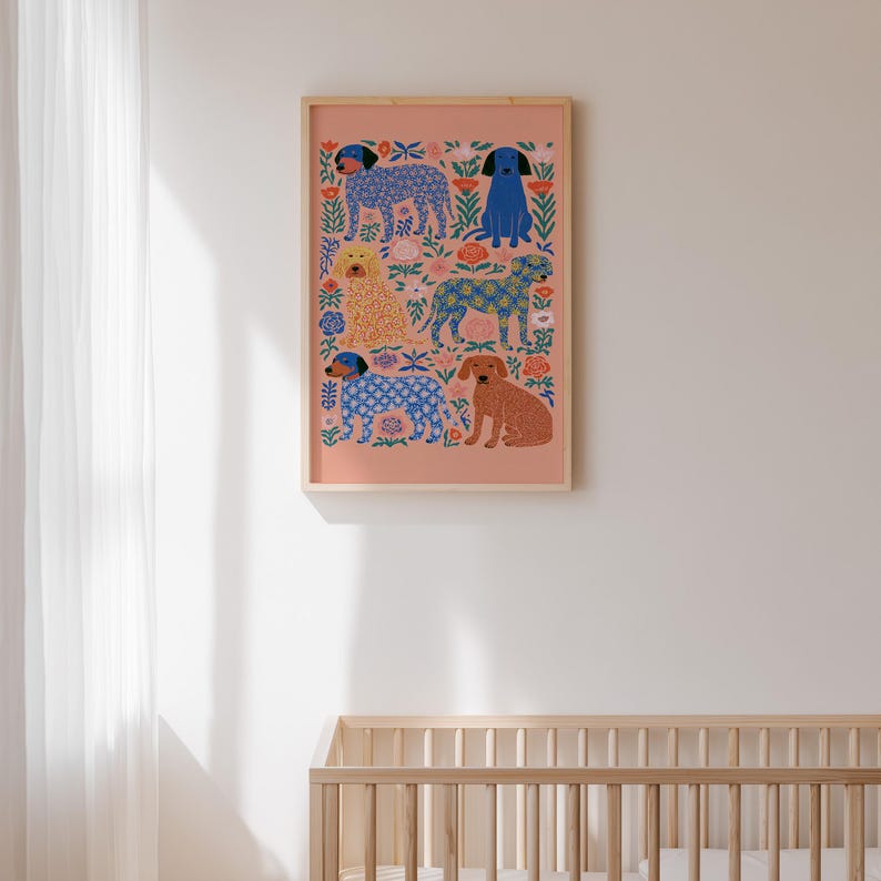 Puede incluir: Una l&aacute;mina de arte mural rectangular con fondo color salm&oacute;n que presenta un patr&oacute;n repetitivo de seis perros en varias posturas, con pelajes azules, amarillos y marrones con motivos florales, intercalados con flores rojas y azules.