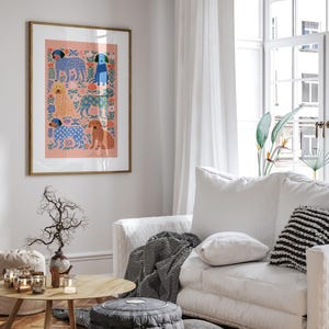 Puede incluir: Una l&aacute;mina de arte mural rectangular enmarcada con un fondo rosa salm&oacute;n que muestra seis perros estilizados de diversos colores y patrones, rodeados de motivos florales coloridos que incluyen flores azules, amarillas y naranjas y hojas verdes.