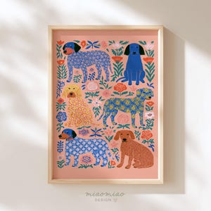 Puede incluir: Una l&aacute;mina art&iacute;stica enmarcada con fondo rosa salm&oacute;n que muestra seis perros en diversas posturas, decorados con patrones florales azules, amarillos y marrones. Los perros est&aacute;n rodeados de flores rojas, rosas y azules. El texto "miaomiao DESIGN" aparece abajo.