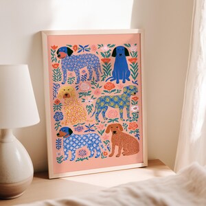 Puede incluir: Una l&aacute;mina art&iacute;stica rectangular enmarcada sobre un fondo color melocot&oacute;n que muestra seis perros en diversas posturas intercalados con motivos florales coloridos. Los perros aparecen en tonos azules, amarillos y marrones con patrones intrincados, rodeados de flores rojas, rosas y azules.