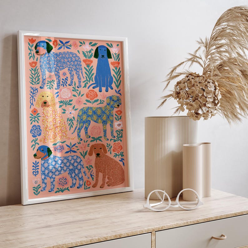 Puede incluir: Una l&aacute;mina de arte mural rectangular enmarcada con un fondo color melocot&oacute;n y un patr&oacute;n repetitivo de cinco perros en varios colores y motivos florales. Los perros est&aacute;n representados en azul, amarillo y marr&oacute;n, rodeados de flores estilizadas.