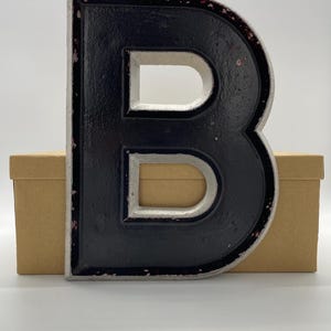 Enseigne vintage en métal, lettre « B »