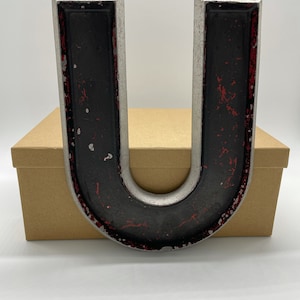 Letra "U" de marquesina metálica de teatro vintage