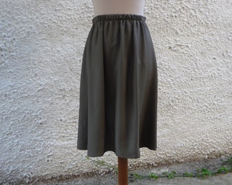 Hel kjol ner till knäna, Grön midikjol, Olivgrön midikjol, Plattare kjol, Modern elegant stil