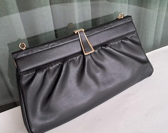 pochette vintage en cuir noir avec une chaîne en or, sac à bandoulière à la mode et enveloppe pour un événement formel, cadeau sac à bandoulière pour elle