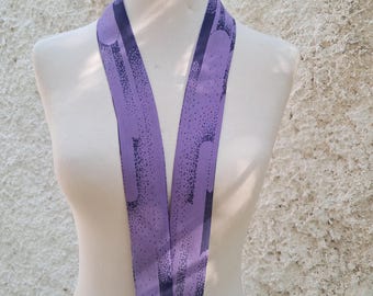 Écharpe fine en soie violette : élastique à cheveux élégant, tour de cou