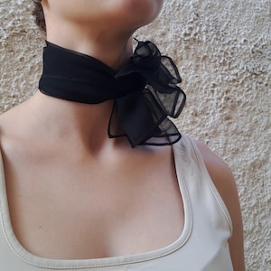 Sciarpa da collo in chiffon nero: bandana quadrata trasparente (50) cm