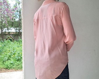 Vintage rosa sidenblus – 2000-talets Y2K-skjorta med knappar, feminin mjuk sidentopp, minimalistisk elegant blus