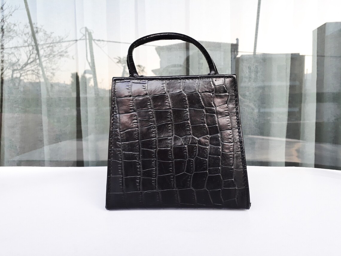 Women black small leather bag, Top handle bag vintage, Shoulder croc bag, Gift for wife genuine leather handbag, foto 2 di 5