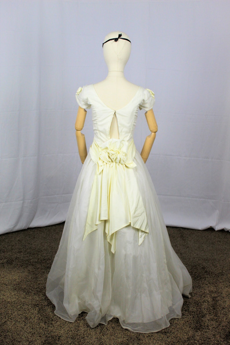 1950s cocktail dress, Vintage 50s dress, Vintage wardrobe, 1950's gown, White vintage sweetheart, Fairycore, Princesscore dress, Royalcore image 6