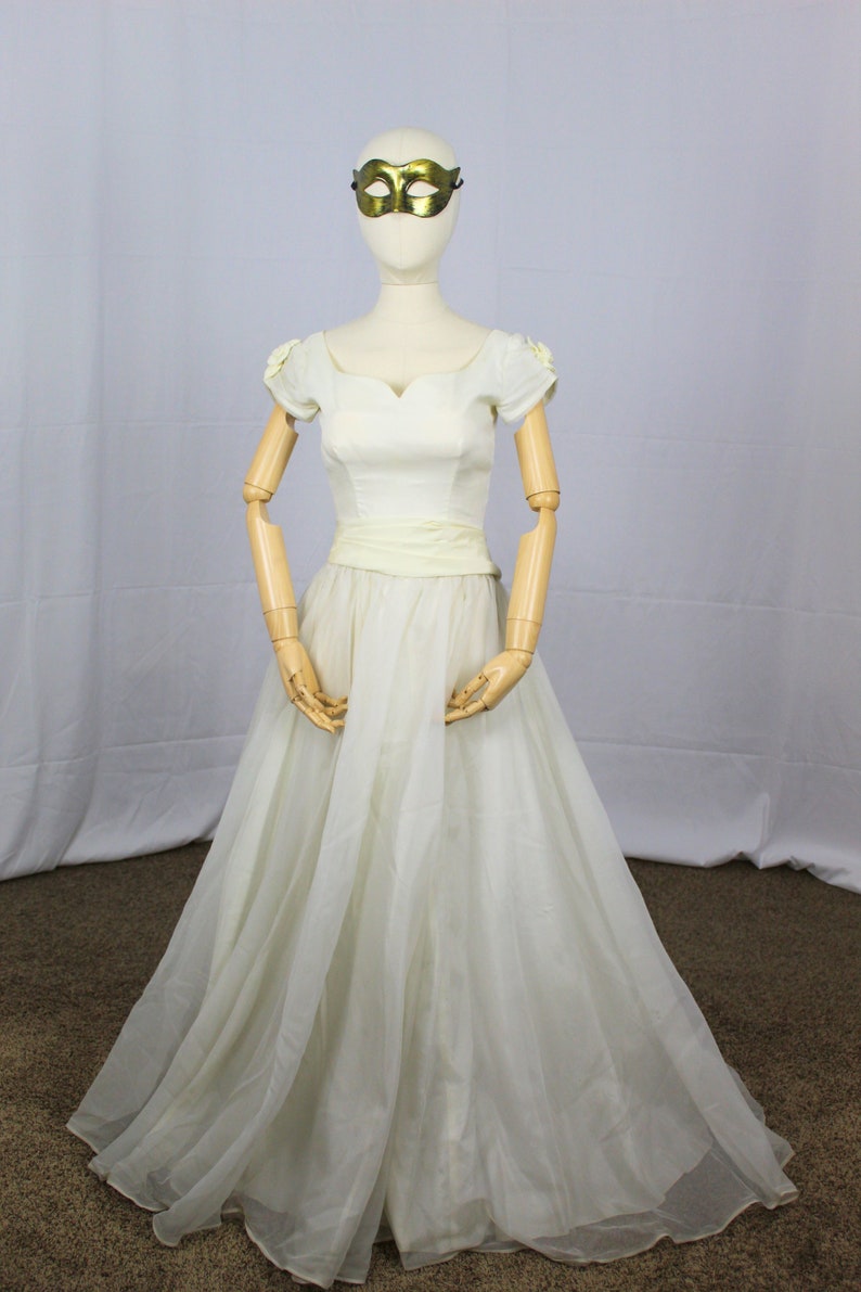 1950s cocktail dress, Vintage 50s dress, Vintage wardrobe, 1950's gown, White vintage sweetheart, Fairycore, Princesscore dress, Royalcore image 9