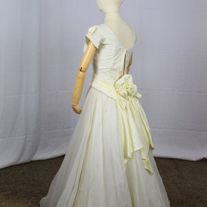 1950s cocktail dress, Vintage 50s dress, Vintage wardrobe, 1950's gown, White vintage sweetheart, Fairycore, Princesscore dress, Royalcore image 4