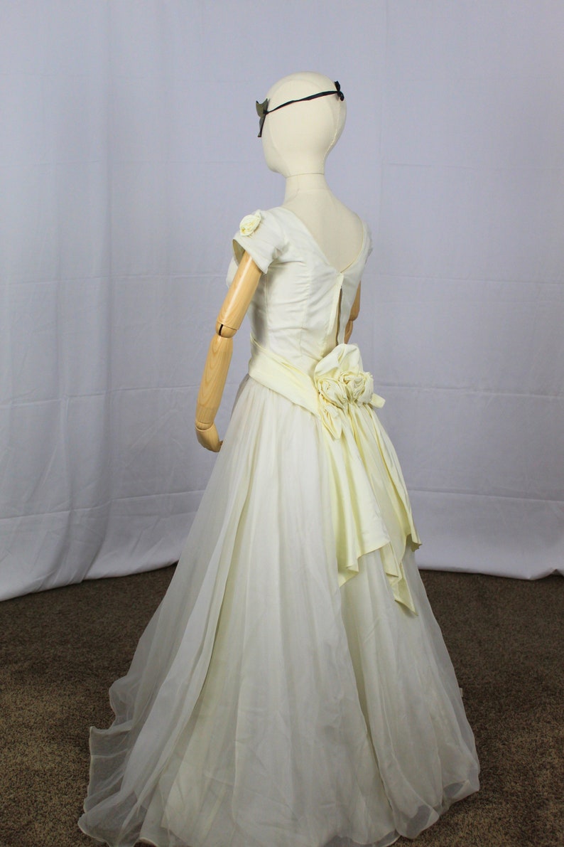 1950s cocktail dress, Vintage 50s dress, Vintage wardrobe, 1950's gown, White vintage sweetheart, Fairycore, Princesscore dress, Royalcore image 4