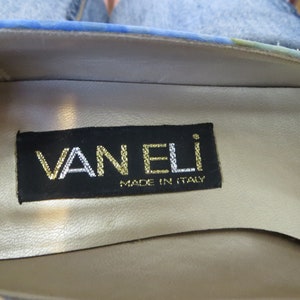 以下が含まれることがあります： 「VANELI MADE IN ITALY」と書いてある黒いラベルが付いた靴の内側のクローズアップ。