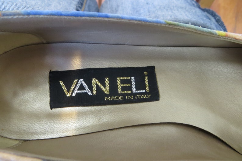以下が含まれることがあります： 「VANELI MADE IN ITALY」と書いてある黒いラベルが付いた靴の内側のクローズアップ。