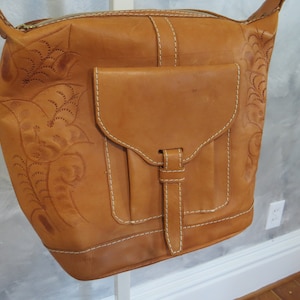 Vintage Embossed Leather Bucket Style Shoulder Purse Adjustable Strap Front Pocket Great Condition * Southwest Style Boho Bag