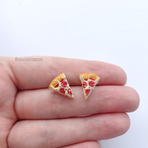 Pizza earstuds, cute miniature food, pizzaria fastfood, fully silly quirky kawaii jewelry, polymer clay, hypoallergenic post stud earrings