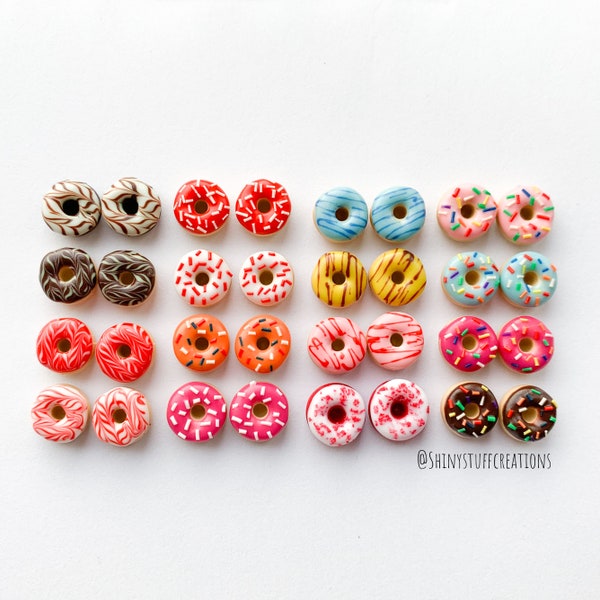 Donut Ohrstecker, Miniatur Essen glasierte Donuts mit Regenbogen Streuseln, hypoallergen süße kawaii Ohrstecker für sie / Mädchen