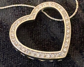 Vtg COOKIE LEE floating Heart Pendant Necklace W Clear Stones Silver Tone 30” Long