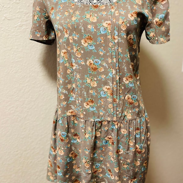 Women’s Scoopneck Grey Floral Rayon Top Keyhole Back by Cotton Candy Size Medium