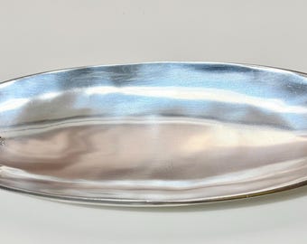 Bandeja de servir ovalada estrecha con diseño de libélula de Arthur Court, estilo vintage de 2005, pulida en tono plateado brillante, firmada por el artista.