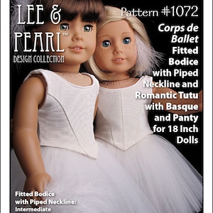 Könnte beinhalten: Zwei Puppen in weißen Ballettkostümen. Die Outfits umfassen ein figurbetontes Oberteil mit Paspel-Ausschnitt und einen romantischen Tutu mit Baskenmütze und Höschen. Das Bild enthält den Text "Lee & Pearl Design Collection" und "Corps de Ballet".