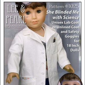 Puede incluir: Un patrón de costura para una bata de laboratorio blanca y gafas de seguridad para muñecas de 45 cm. El patrón se titula "She Blinded Me with Science" y es de la colección Lee & Pearl Design. El nivel de costura es fácil a intermedio.