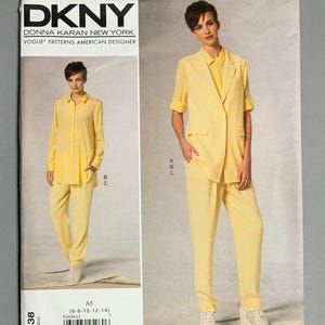 Peut inclure: Un patron de couture DKNY pour un tailleur jaune, comprenant un blazer, une chemise à col et un pantalon. Le patron V1438 est disponible pour les tailles 6-8-10-12-14. Le logo Vogue Patterns American Designer est visible.
