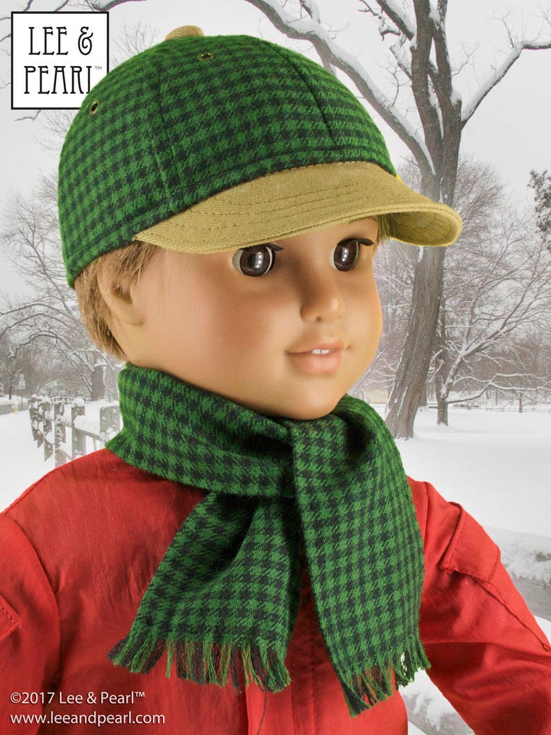 Peut inclure: Une casquette de baseball &agrave; carreaux verts et noirs avec une visi&egrave;re beige et une &eacute;charpe &agrave; carreaux verts et noirs. L'&eacute;charpe a des franges aux extr&eacute;mit&eacute;s.