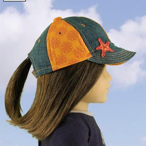 Peut inclure: Une casquette de baseball en tissu denim et orange avec une &eacute;toile de mer rouge sur le devant. La casquette est con&ccedil;ue pour les poup&eacute;es de 45 cm. Le texte "Pattern #1008: Classic Ball Cap and Big Fat Trucker Hat for 18" Dolls" est en haut de l'image.