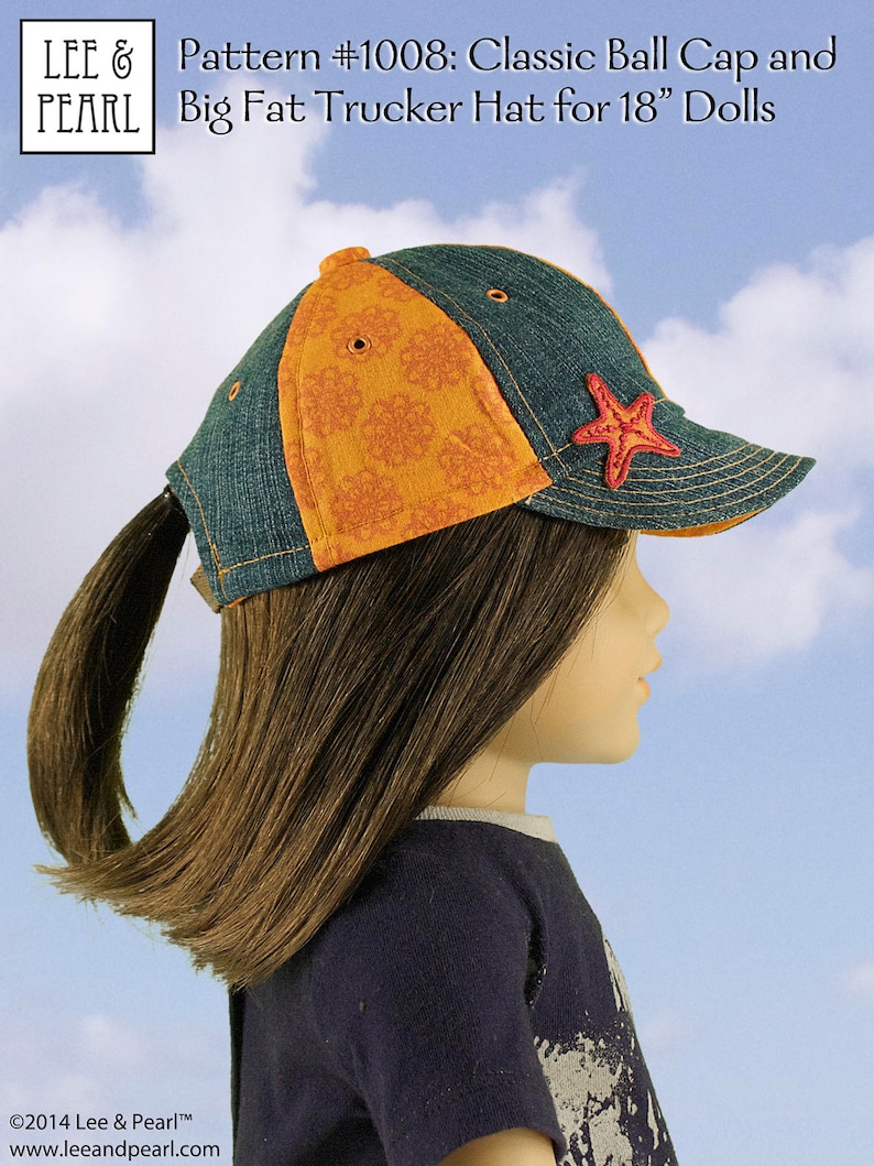 Peut inclure: Une casquette de baseball en tissu denim et orange avec une &eacute;toile de mer rouge sur le devant. La casquette est con&ccedil;ue pour les poup&eacute;es de 45 cm. Le texte "Pattern #1008: Classic Ball Cap and Big Fat Trucker Hat for 18" Dolls" est en haut de l'image.