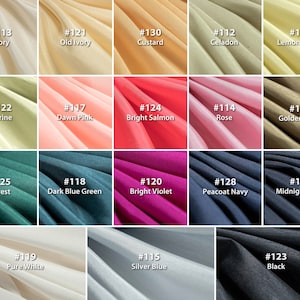Peut inclure: Un nuancier de 18 échantillons de tissu, chacun avec une couleur différente et un numéro et un nom correspondant. Les couleurs comprennent l'ivoire, l'ivoire vieilli, la crème pâtissière, le céladon, la crème citron, la citrine, le rose pâle, le saumon clair, la rose, l'olive dorée, la forêt, le vert bleu foncé, le violet clair, le bleu marine foncé, le bleu marine foncé, le blanc pur, le bleu argenté et le noir.