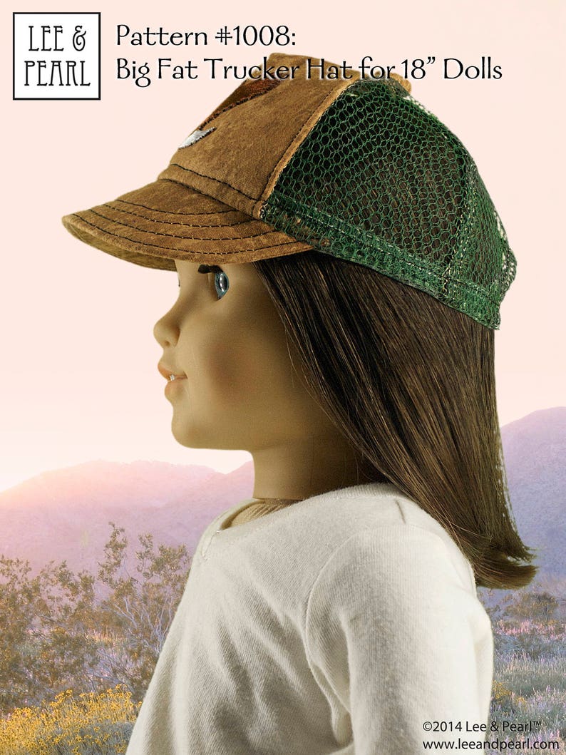 Peut inclure: Un chapeau de camionneur brun et vert avec un dos en maille. Le chapeau est con&ccedil;u pour les poup&eacute;es de 45 cm. Le chapeau a une visi&egrave;re brune et un dos en maille verte. Le chapeau est pos&eacute; sur la t&ecirc;te d'une poup&eacute;e. La poup&eacute;e regarde de c&ocirc;t&eacute;. L'arri&egrave;re-plan est une image floue d'un coucher de soleil.