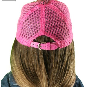 Peut inclure: Casquette de camionneur rose avec un dos en maille et une sangle en cuir rose avec une boucle argent&eacute;e. Le chapeau est con&ccedil;u pour les poup&eacute;es de 45,7 cm. Le texte "Pattern #1008: Big Fat Trucker Hat for 18" Dolls" est visible sur l'image.